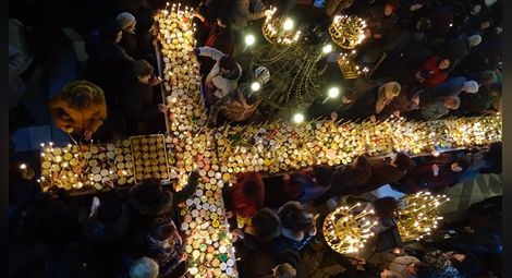 Стотици буркани с мед „пламнаха” във вид на кръст на Св. Харалампи