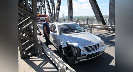 Катастрофа с четирима пострадали затвори за повече от час Дунав мост