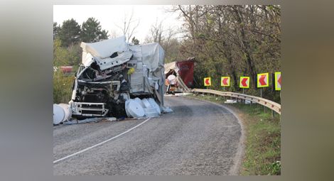 Пътят Русе-Бяла остава затворен до 15 часа заради тежката катастрофа с ТИР-ове