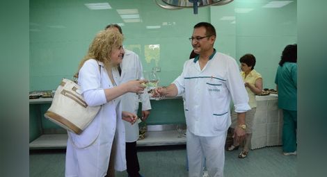 Хиляди щастливи майки и бебета са най-големият подарък за д-р Хубчев