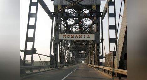 Румънски работник падна от Дунав мост