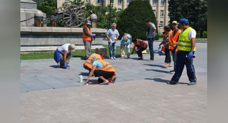 Дузина работници чистят с кореселин площада след Детския панаир