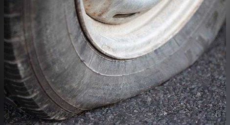 Съсед прободе четирите гуми на бус заради запушен гараж