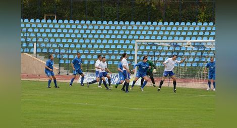 Ветераните на „Дунав“ разбиха „Левски“ с 4:1 в първия полуфинал
