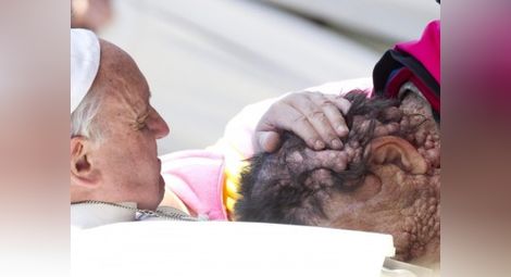 Папата направи показно по човечност
