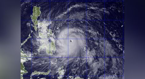 Тайфун връхлетя Филипините с 235 км/ч