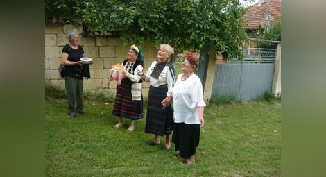 С песни, хляб и сол Чилновските баби посрещнаха своя приятелка от Швеция