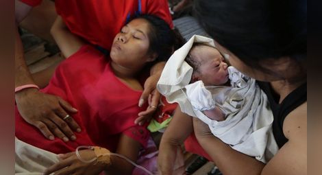 Раждане сред отломки във Филипините даде лъч надежда