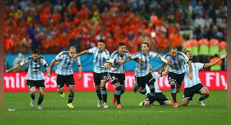 Аржентина излъга Холандия след дузпи и е на финал