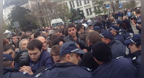 Сблъсъци между полицаи и протестиращи при Народното събрание