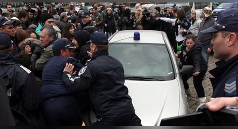 Полицията проправя коридор за МВР коли в защитената зона на Народното събрание
