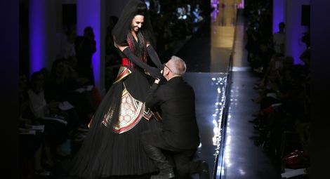 Висша мода в Париж - вампири и Кончита Вурст предлага Готие
