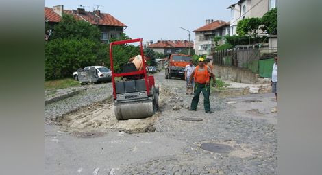 Общината ремонтира пропадналата ул. „Обзор“