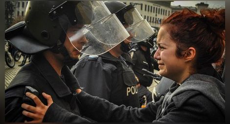Полицай към протестираща: Дръж се. Всичко ще е наред