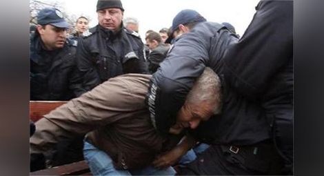 Полицай „прегръща“ бившия депутат от СДС Ваньо Шарков