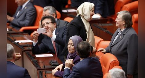 Турските депутатки вече могат да носят панталони в парламента