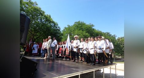 Червеноводци, трансилванци и унгарци играха българско хоро в Ракоцифалва