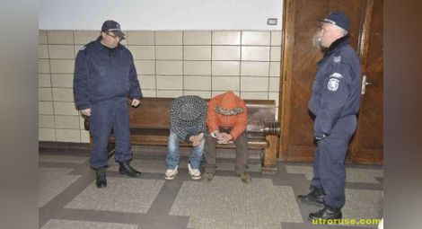 Въоръжените серийни грабители на казина и магазини в Русе остават в ареста