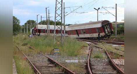 Дерайлира бързият влак София - Бургас, 14 души са ранени