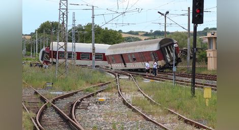 Тежка влакова катастрофа: Машинист загина, над 10 са ранени - ОБОБЩЕНИЕ