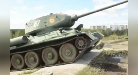 Пращат танк да изтегли преобърнатите вагони на Калояновец