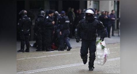 Кадърът с полицая, иззел праз и тоалетна хартия от протестиращ, прави международен фурор