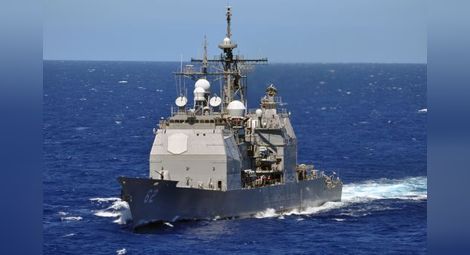 Безпилотен самолет се заби в американски крайцер