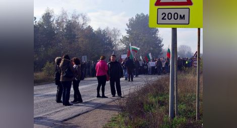Жителите на Телиш блокираха пътя за Плевен заради бежански лагер