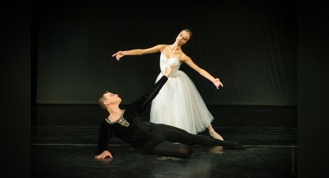 Елена и Милен Харалампиеви като Жизел и принц Алберт в балетната постановка