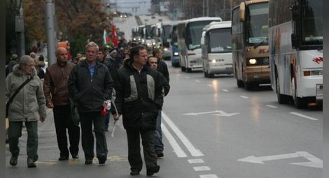 Град с 80% безработица прати по автобус на всеки митинг