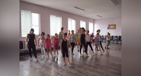 200 млади таланти рисуват и танцуват  в Лятната академия на Младежкия дом