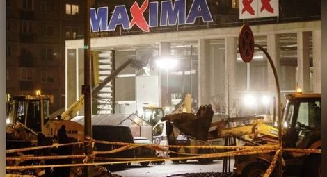 Жертвите в Рига вече са 32, десетки остават под руините