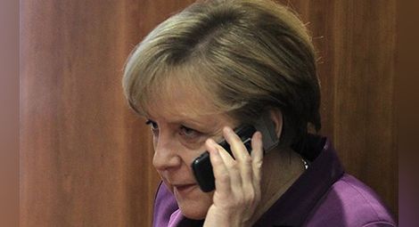 Телефонът на Меркел подслушван не само от САЩ
