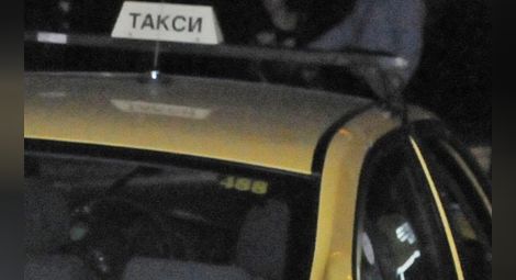 Апаш сви такси заедно с клиент в Търново