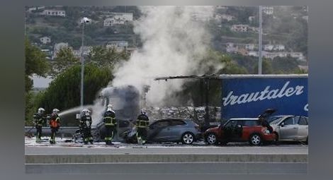 Български камион се взриви и предизвика тежка катастрофа във Франция
