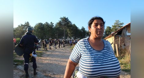 Багери събаряха незаконни къщи, докато полицията арестува роми /галерия/