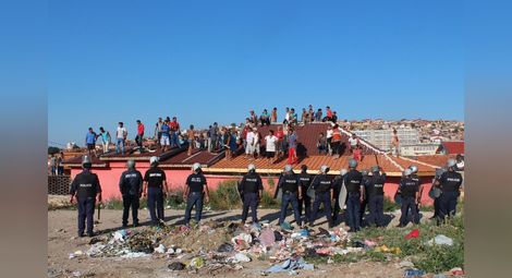 Багери събаряха незаконни къщи, докато полицията арестува роми /галерия/