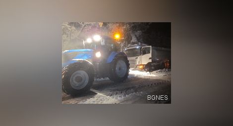 Шофьори в снежен капан над 6 часа по пътя Русе-Бяла