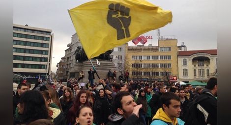 "Гардиън": Протестиращите в България имат нужда от по-добър лозунг от "Оставка!"