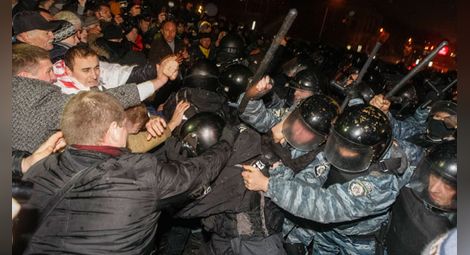 Десетки ранени при протестите в Украйна