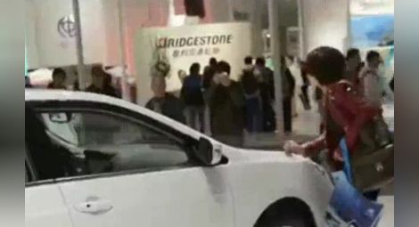 Жена драска кола на изложение, за да изнуди мъжа си да й я купи (ВИДЕО)