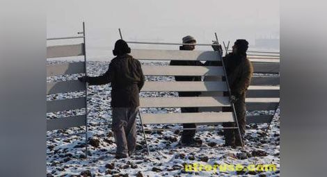 Русенска фирма представи на областния управител маркирани срещу кражба снежни щитове