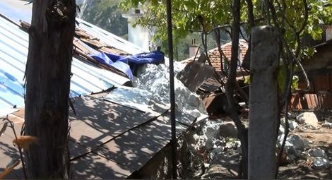 3-тонна скала падна върху къща в Кричим, няма пострадали