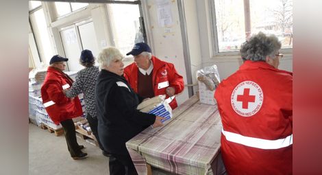 Топъл обяд за деца и хранителни помощи за бедни дава Червеният кръст