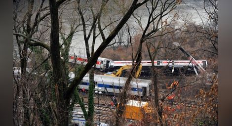 Дерайлиралият влак в Бронкс се е движел с прекалено висока скорост