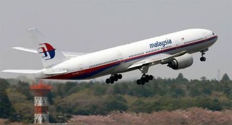 Черните кутии на Боинга показаха: Ракета е свалила малоазийския самолет