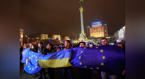 Властта в Киев започна маневрите: Ще подпишем споразумението с ЕС след Нова година