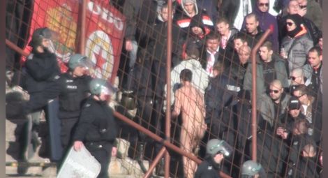 Голям скандал в "армейския" сектор - набиха и съблякоха чисто гол фен на Левски (видео+снимки)