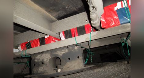 Ноу-хау: Връзват контрабандни цигари за дъното на камионите