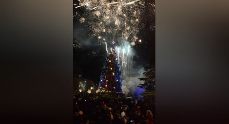 Фойерверки „подпалиха“  русенската Коледна елха